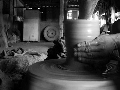 Potter of burnay jar. Photo credit Jay Javier http://eastofherewestofthere.blogspot.com